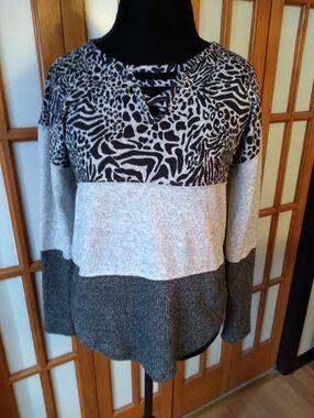 New Womens Absolutely Famous Pullover Sweater Top, Animal Print, Sz Small